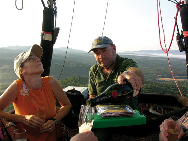 Im Ballon mit Cava und Tapas Ballon Cava Globus Costa Brava im Ballon über Katalonien
