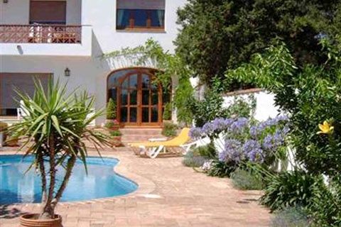 Terasse mit Pool des Dorfhauses in Vilajuiga