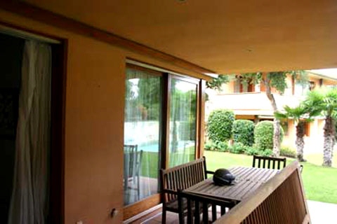 überdachter Terassenbereich der Villa
