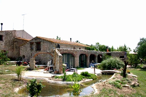 Außenansicht auf die Masia bei Figueres