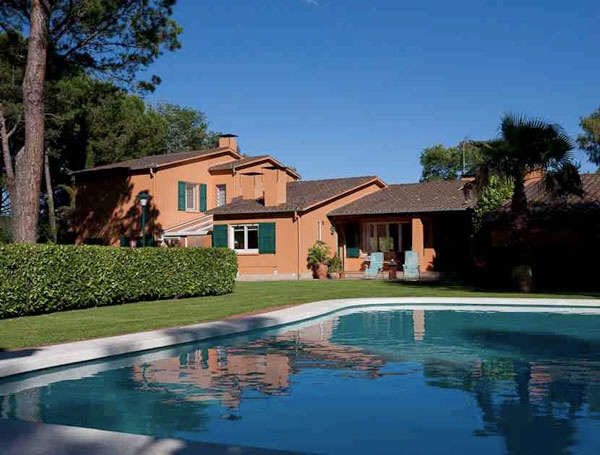 Grosser Pool der Villa bei Besalu