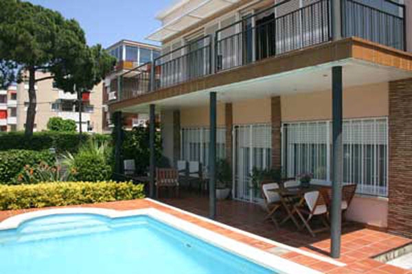 Pool und Terrasse der Villa