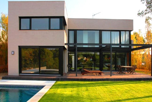Frontansicht der Villa am Golfplatz