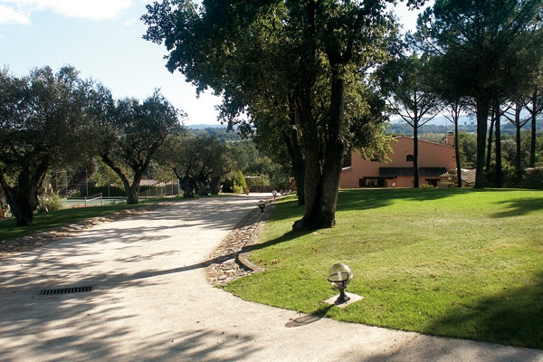 Parkähnlicher Garten - Einfahrt