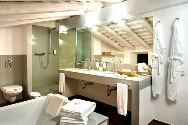 Badezimmer einer der Suiten