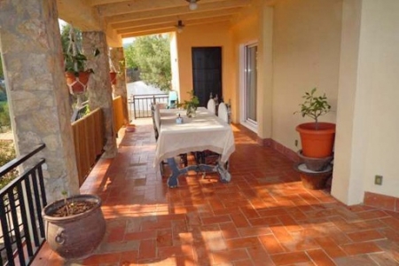 Überdachte Terrasse in der ersten Etage