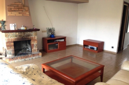 Großes Wohnzimmer mit Kamin