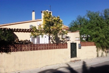 Schönes Haus mit großem Garten und stilvoll-geformten Pool in Roses