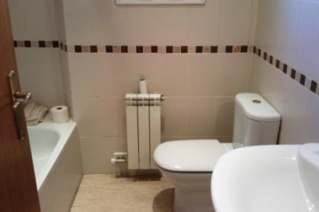 Haus-Bad-mit-Badewanne-Ampuriabrava