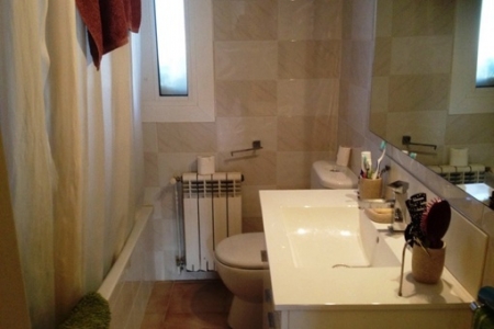 Schönes Badezimmer mit Badewanne
