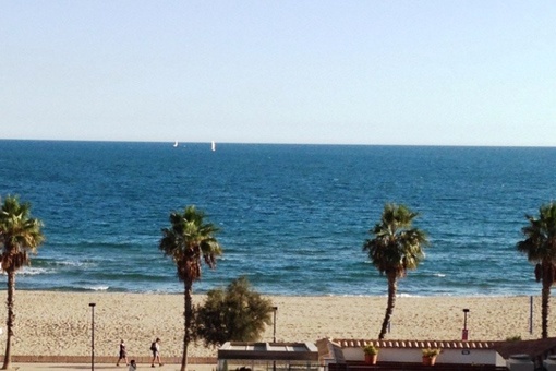 Traumhafte Wohnung in prominenter Lage direkt am Strand in Roses