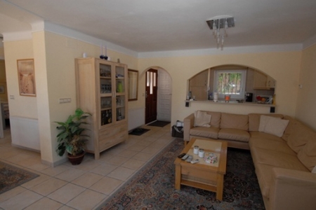 Wohnzimmer mit Blick in die Küche