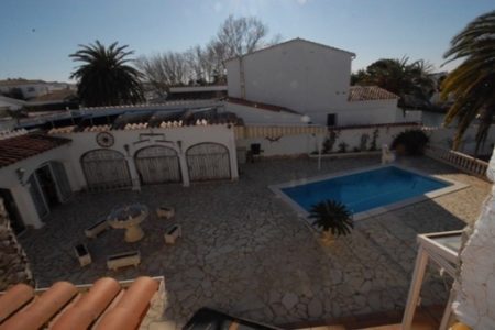 Große Terrasse mit Pool und Brunnen